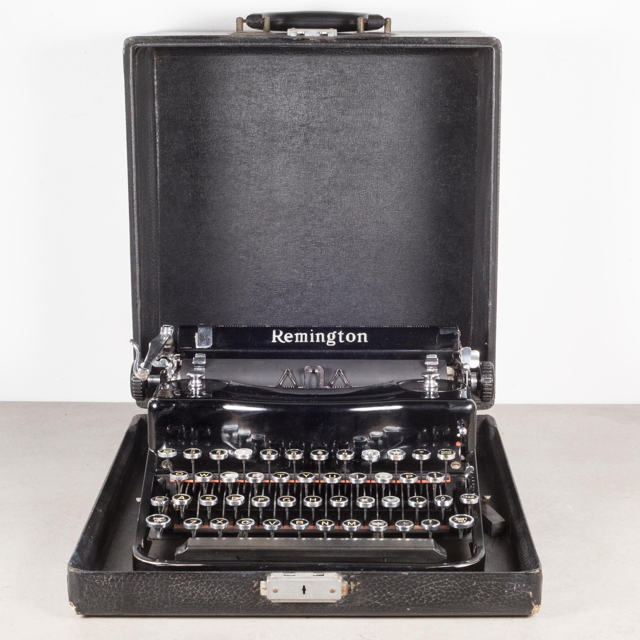A propos de

Machine à écrire Remington modèle 1 entièrement remise à neuf:: finition noire brillante:: poignées chromées pour enrouler le ruban et étui d'origine. Les clés sont en nickel avec des lettres blanches sur un fond noir. Cette machine à