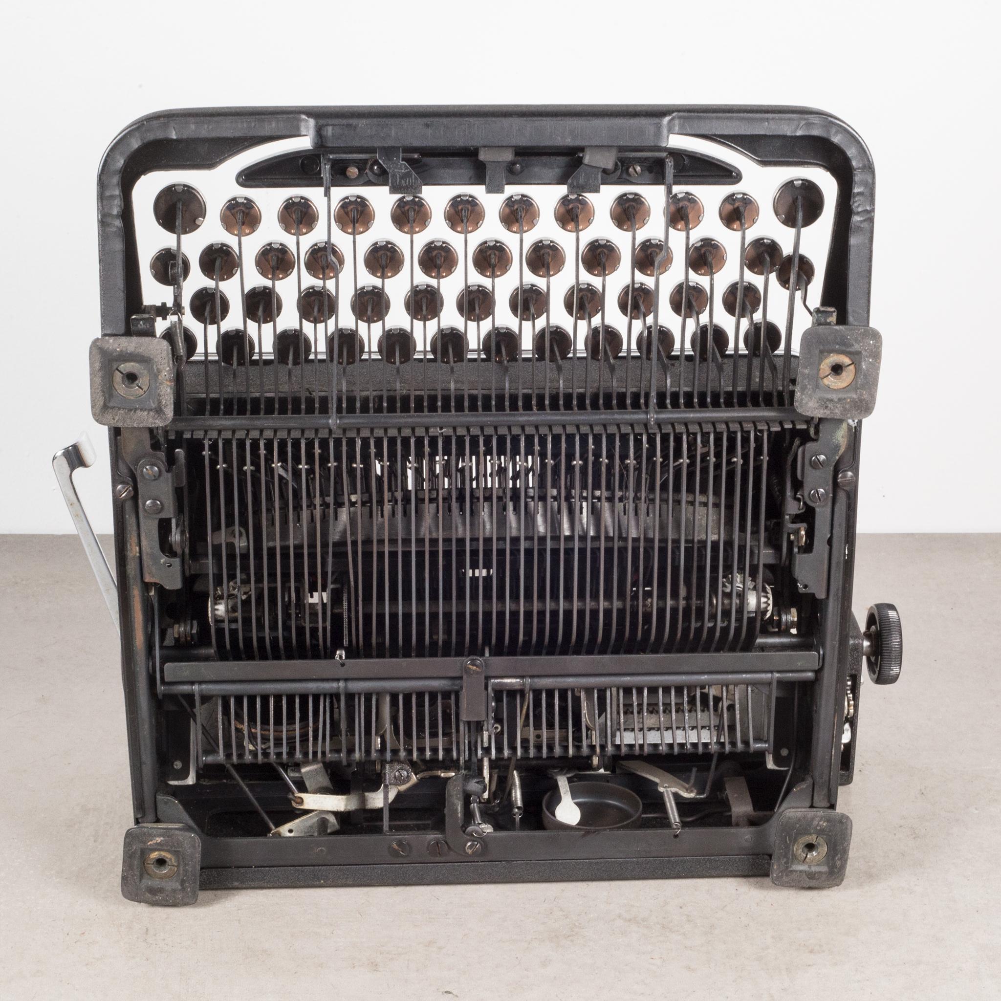 20th Century Fully Refurbished Royal Quiet DeLuxe Typewriter with Black Crinkle Finish c.1939