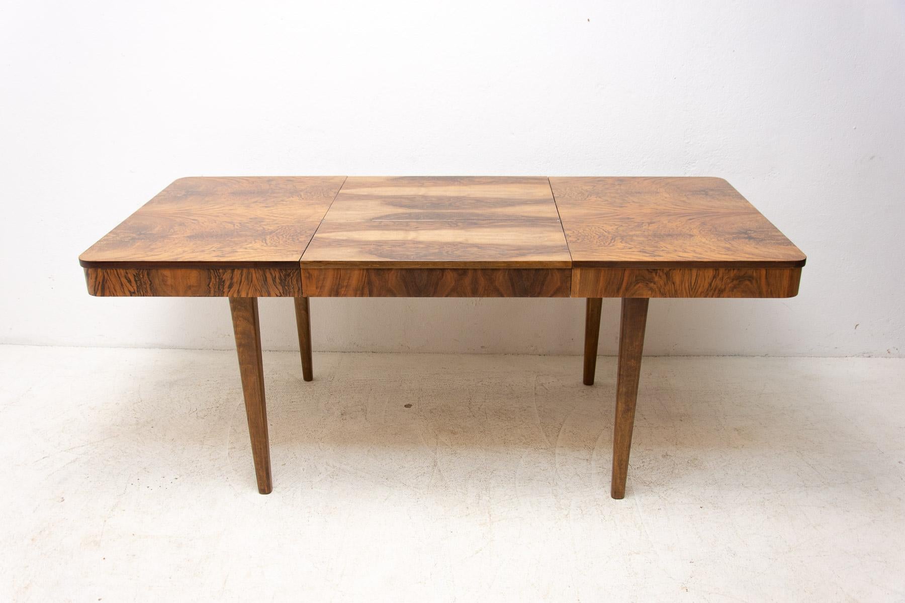 Fully Renovated Adjustable Walnut Dining Table by Jindrich Halabala, 1940s For Sale 2