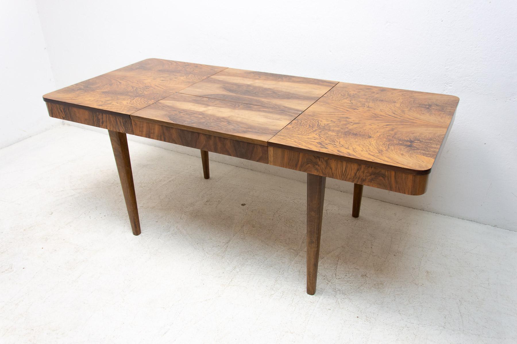 Fully Renovated Adjustable Walnut Dining Table by Jindrich Halabala, 1940s For Sale 3