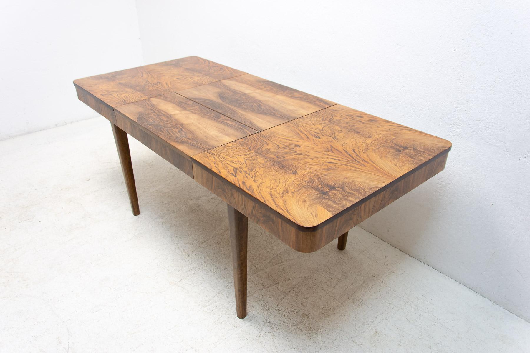 Fully Renovated Adjustable Walnut Dining Table by Jindrich Halabala, 1940s For Sale 4