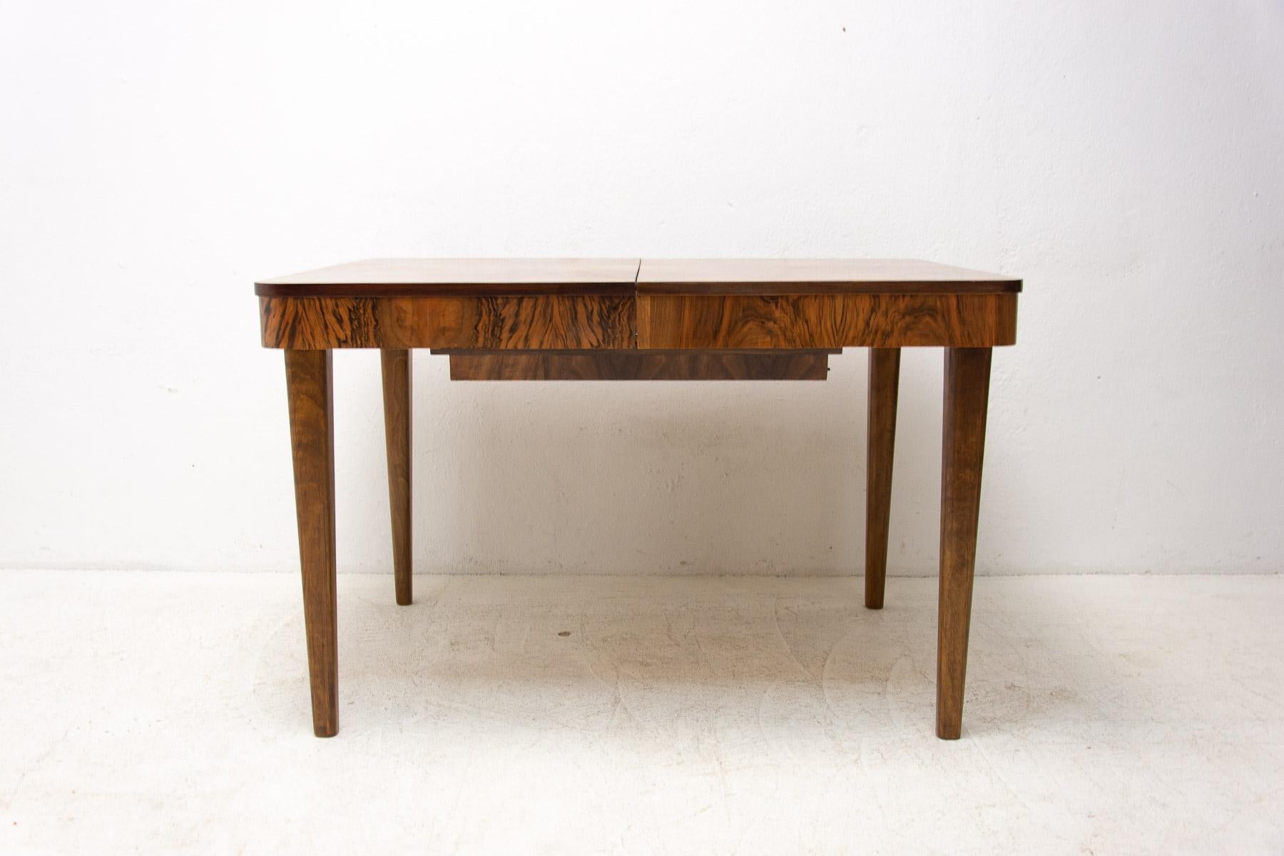 Fully Renovated Adjustable Walnut Dining Table by Jindrich Halabala, 1940s For Sale 8