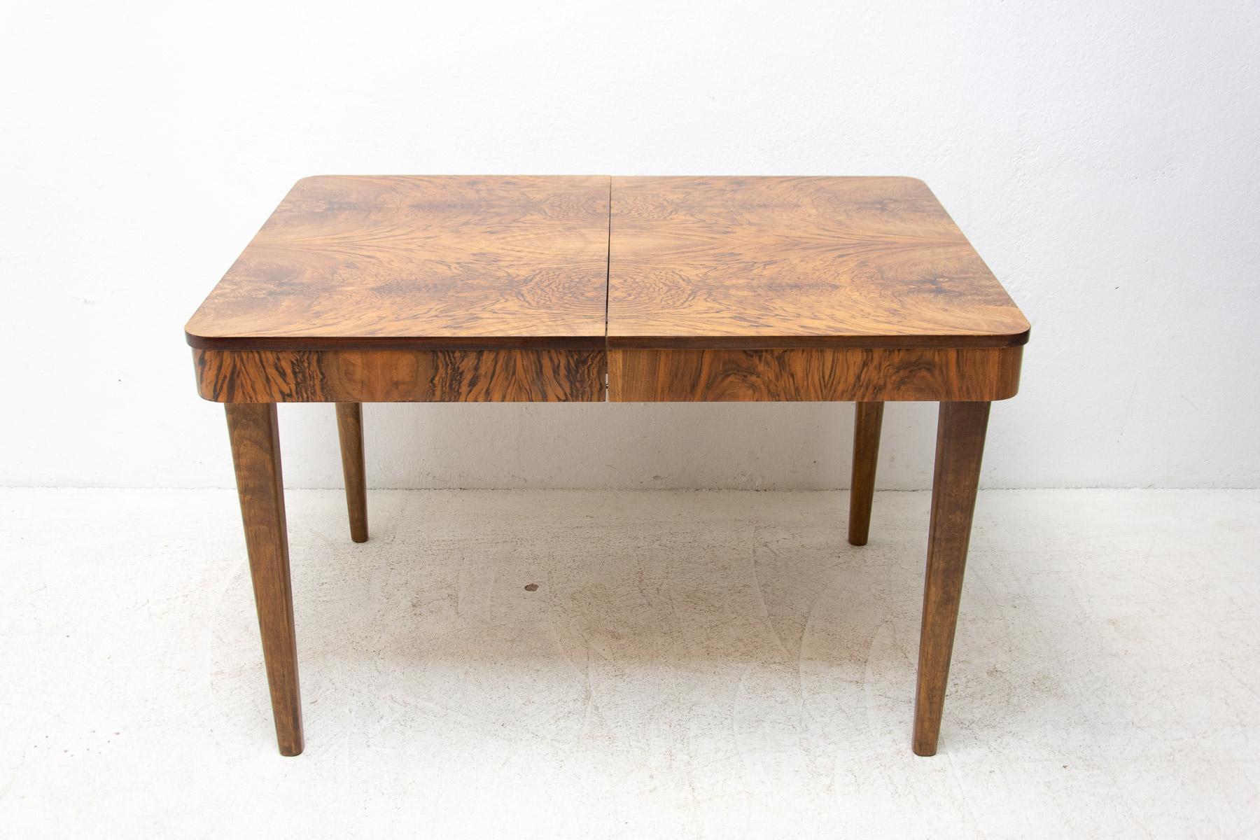 Fully Renovated Adjustable Walnut Dining Table by Jindrich Halabala, 1940s For Sale 9