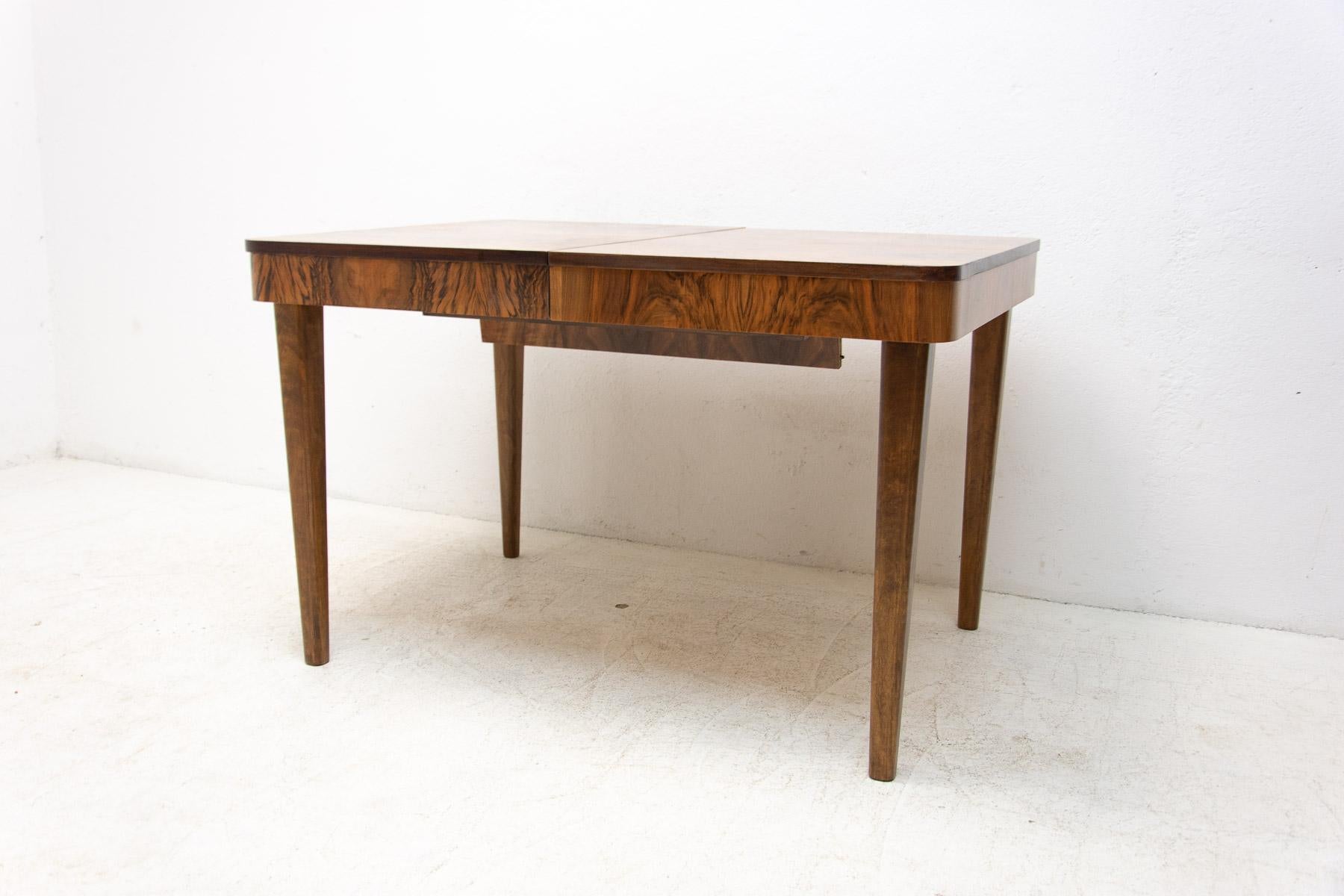 Art Deco Fully Renovated Adjustable Walnut Dining Table by Jindrich Halabala, 1940s For Sale