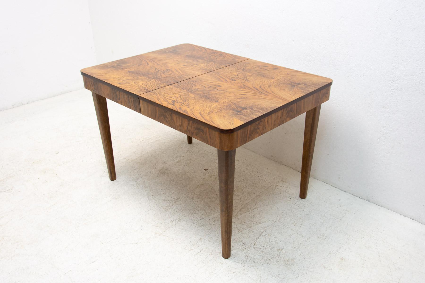 Czech Fully Renovated Adjustable Walnut Dining Table by Jindrich Halabala, 1940s For Sale
