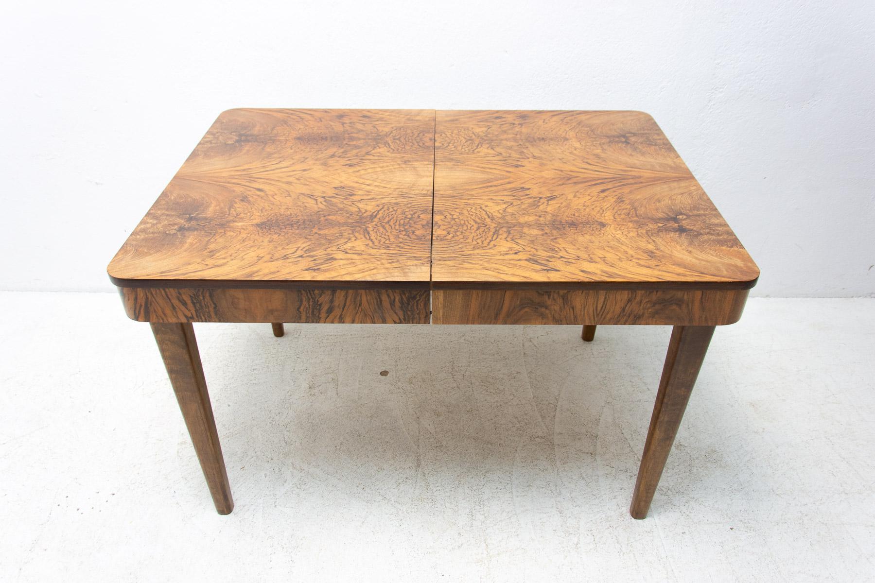 20th Century Fully Renovated Adjustable Walnut Dining Table by Jindrich Halabala, 1940s For Sale