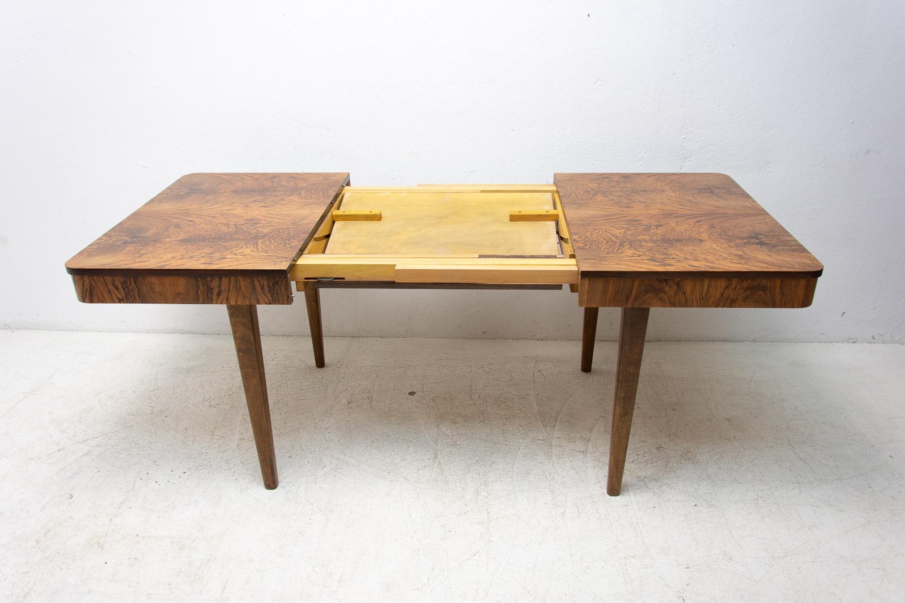 Fully Renovated Adjustable Walnut Dining Table by Jindrich Halabala, 1940s For Sale 1
