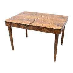 Table à manger en noyer ajustable entièrement rénovée par Jindrich Halabala. 1940's
