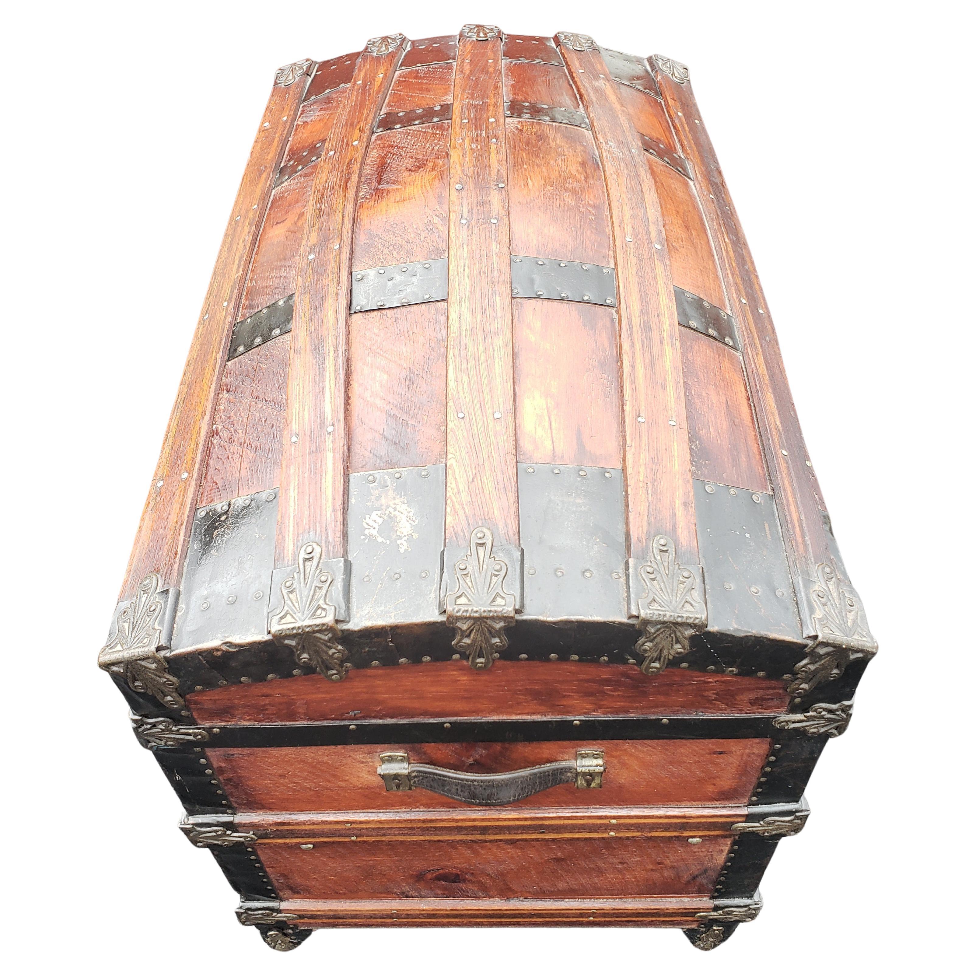 Voll ausgestatteter amerikanischer Zedernholztruhe mit Kuppel oben, um 1880 (Amerikanisch Kolonial) im Angebot