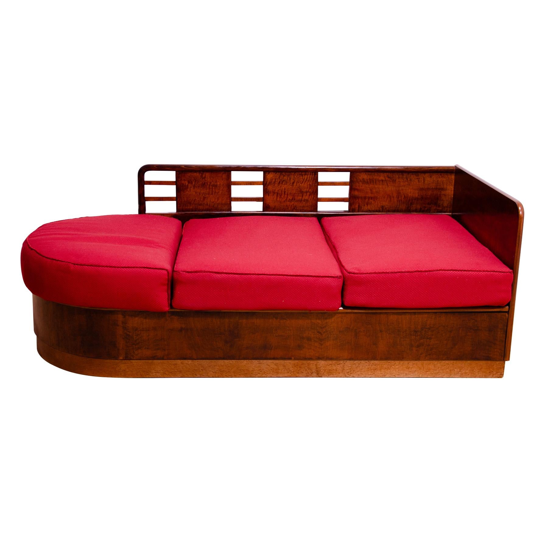 Dieses Sofa im ART DECO-Stil wurde in den 1930er Jahren in der ehemaligen Tschechoslowakei entworfen und hergestellt. Sie wurde wahrscheinlich von der Firma Líšen hergestellt.
Es weist ein sehr interessantes Design auf, das an die Form eines Bootes