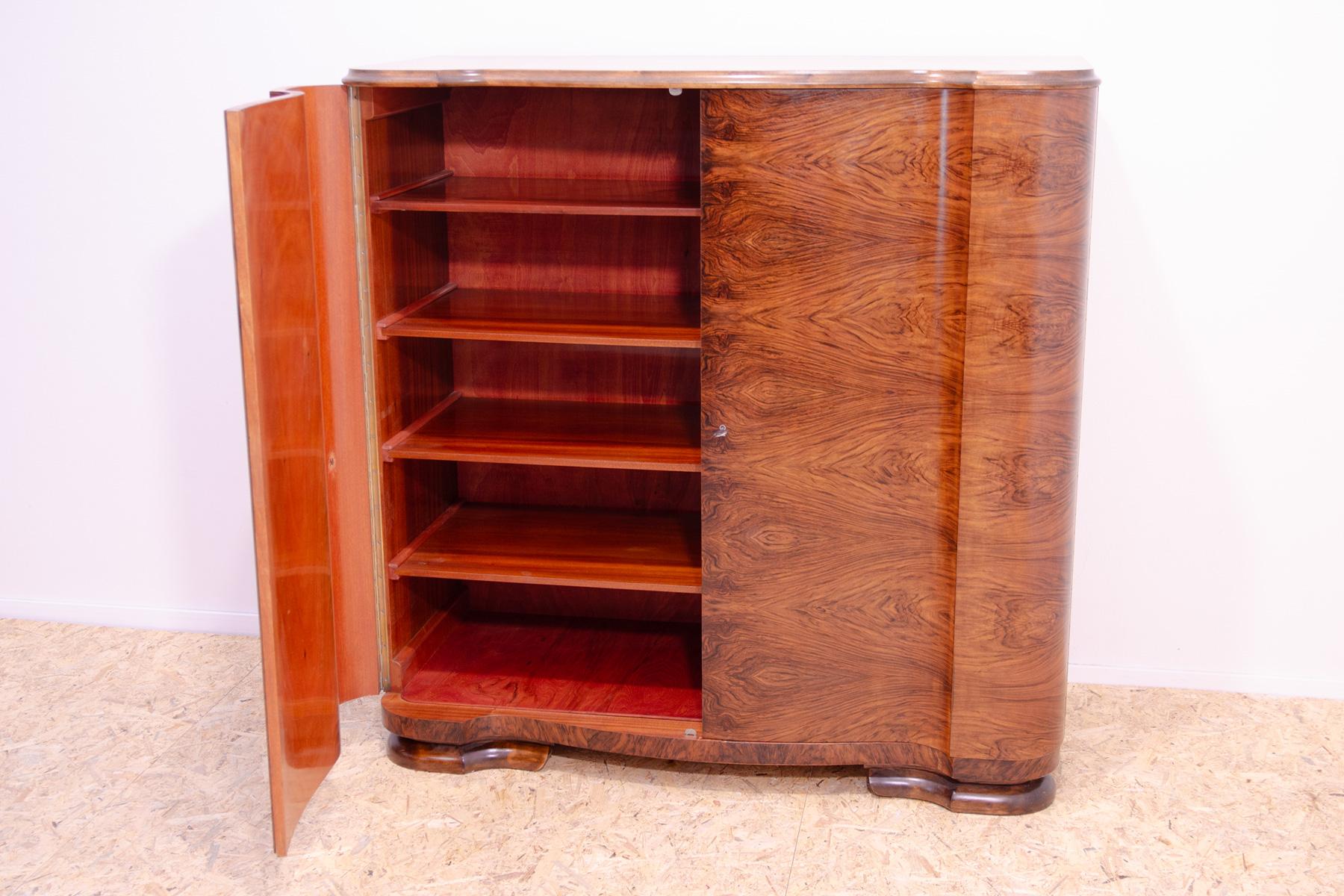 Fully renovated ART DECO walnut dresser, 1930´s, Czechoslovakia For Sale 6