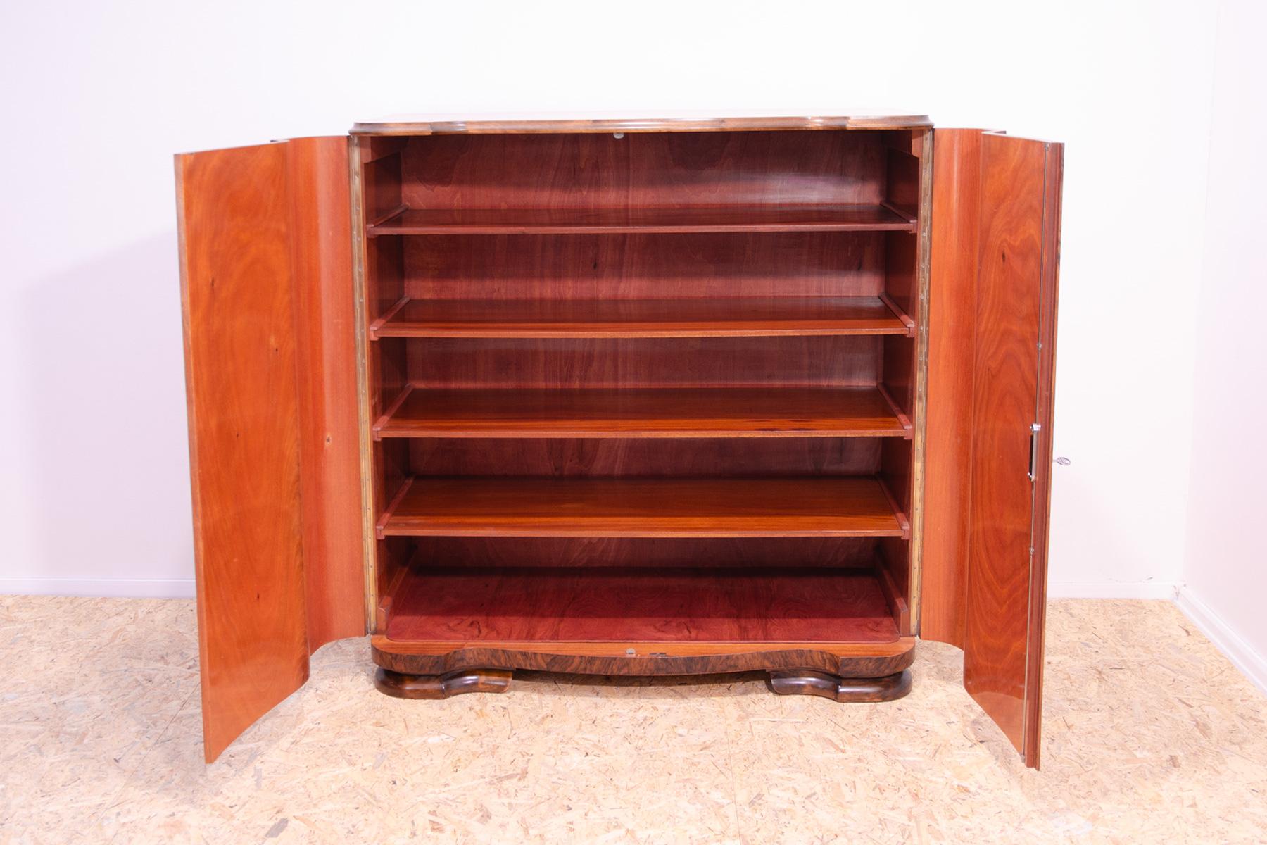 Fully renovated ART DECO walnut dresser, 1930´s, Czechoslovakia For Sale 10