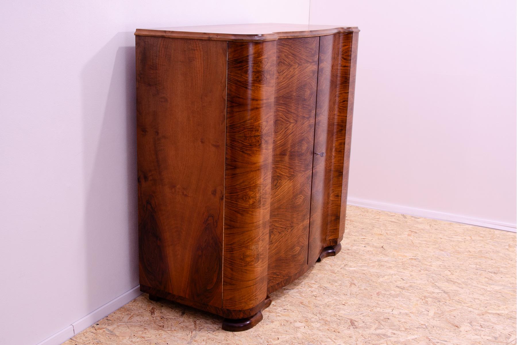 Fully renovated ART DECO walnut dresser, 1930´s, Czechoslovakia In Excellent Condition For Sale In Prague 8, CZ