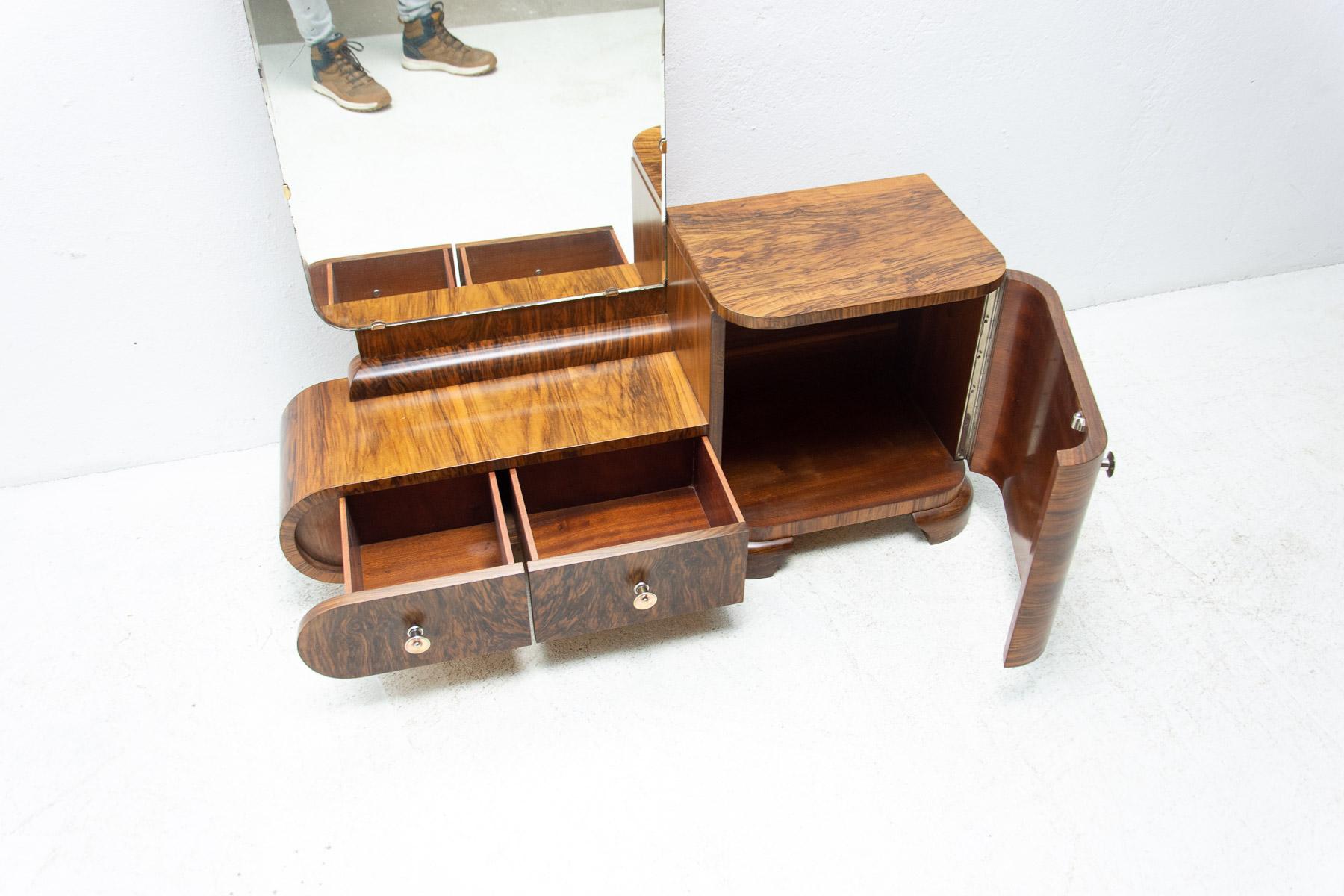 Fully Renovated Art Deco Walnut Dressing Table, 1930’s In Excellent Condition In Prague 8, CZ