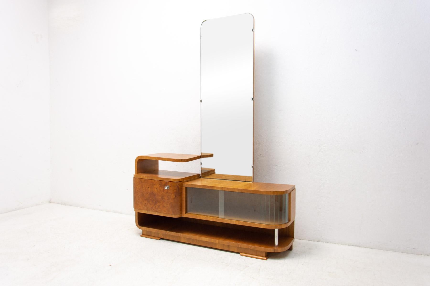 Art Deco Vanity/dressing table made in the former Czechoslovakia in the 1940s. It´s made of walnut and glass. It was fully renovated so it´s in excellent condition.

Measures: Height: 178 cm Width: 126 cm Depth: 36 cm.