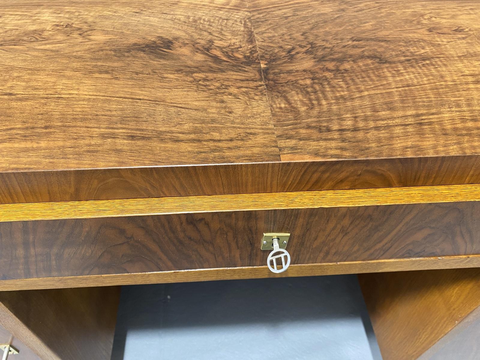 Vollständig renovierter ART DECO-Schreibtisch, 1930er Jahre, Mitteleuropa im Angebot 6