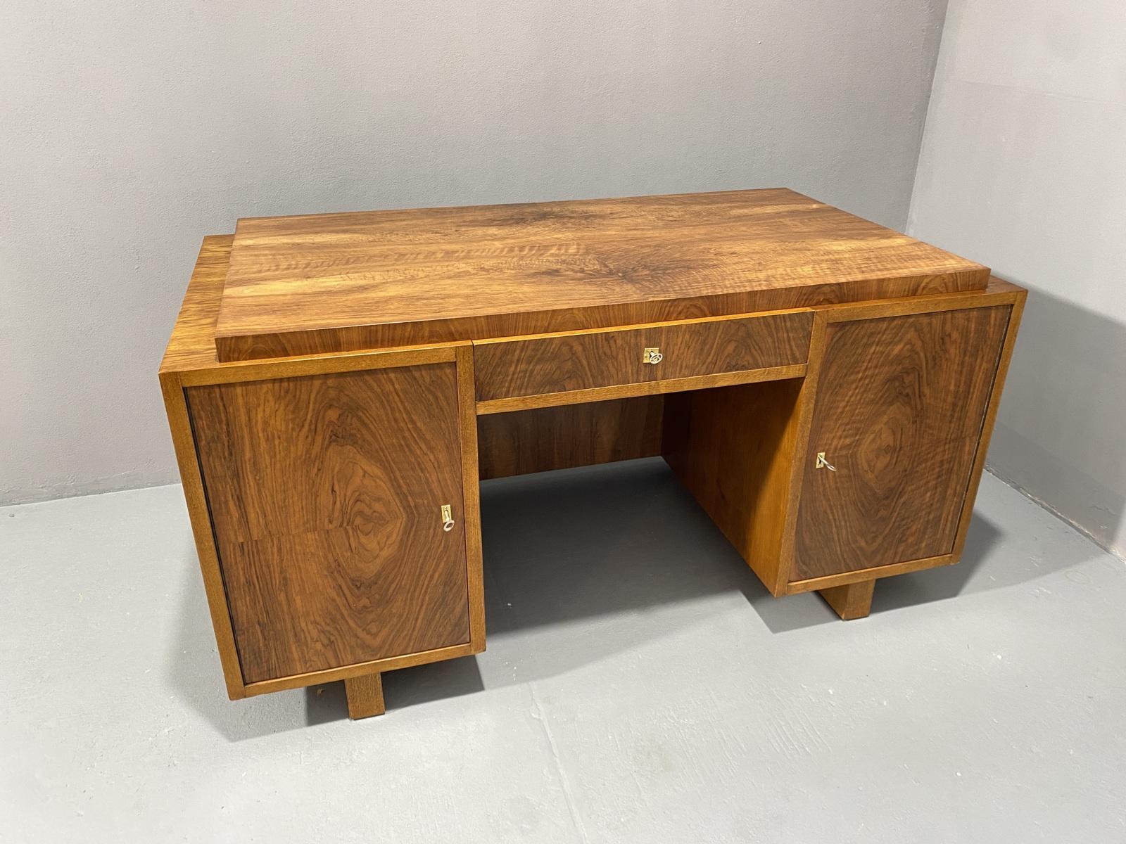 Dieser vollständig renovierte Art-Déco-Schreibtisch ist ein atemberaubendes Möbelstück, das jedem Raum Charakter verleiht. Mit seinem Vintage-Design und den raffinierten Details ist er ein echter Hingucker. Der Schreibtisch wurde in den 1930er