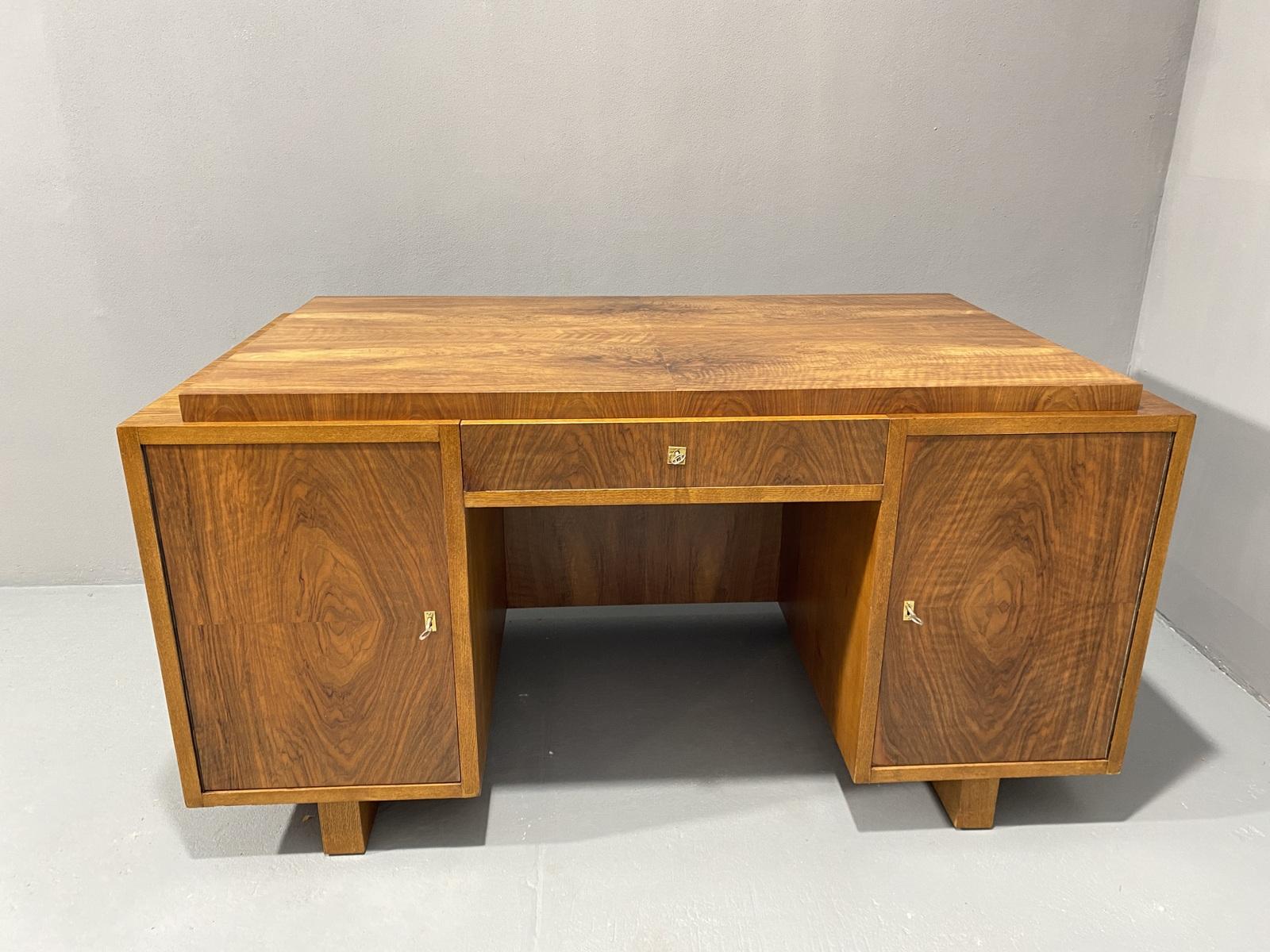 Vollständig renovierter ART DECO-Schreibtisch, 1930er Jahre, Mitteleuropa (Art déco) im Angebot