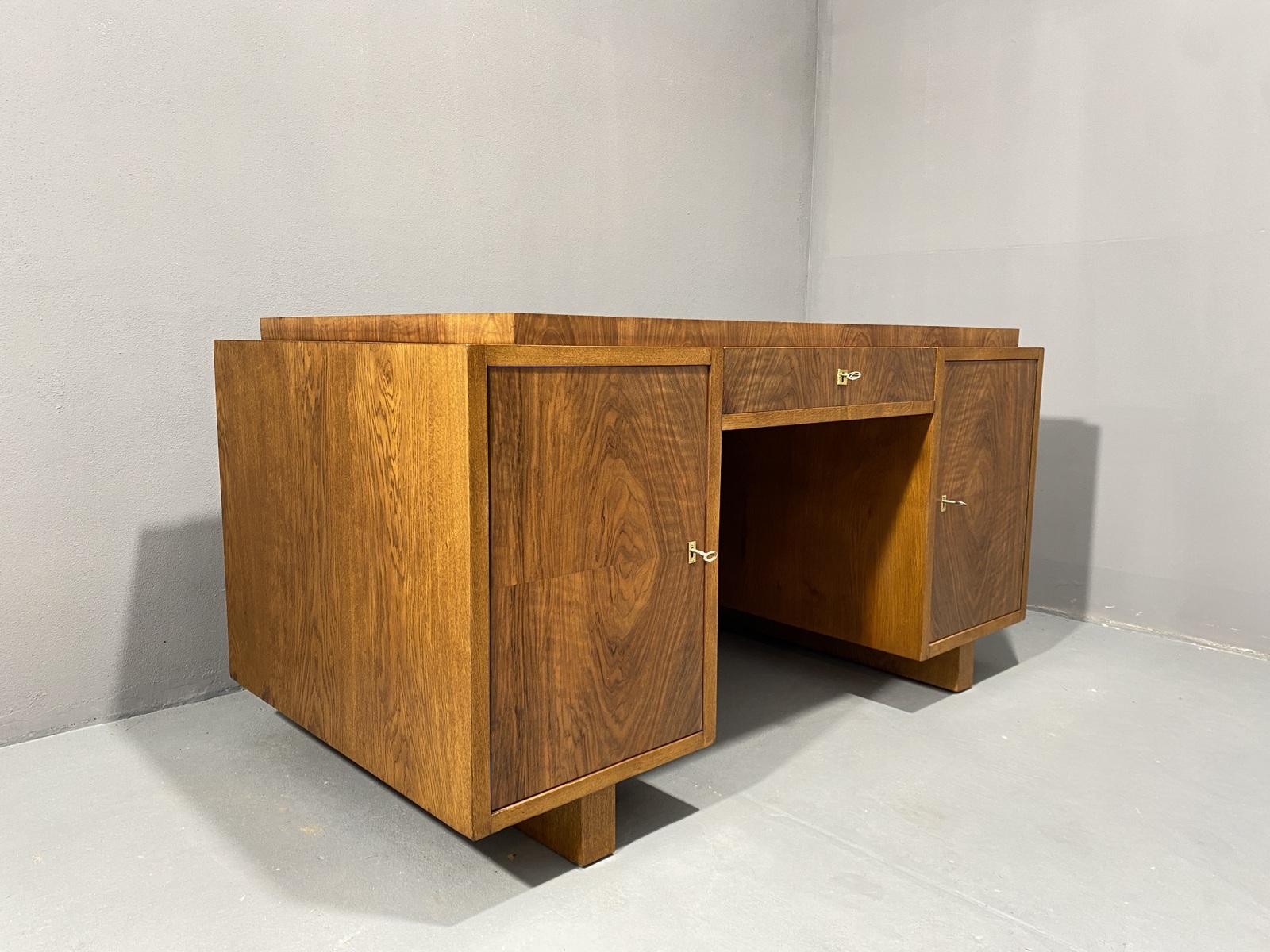 Vollständig renovierter ART DECO-Schreibtisch, 1930er Jahre, Mitteleuropa (Tschechisch) im Angebot