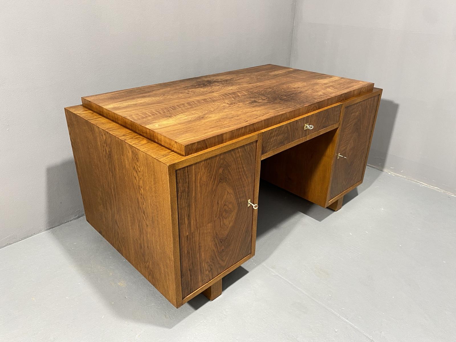 Vollständig renovierter ART DECO-Schreibtisch, 1930er Jahre, Mitteleuropa (Furnier) im Angebot