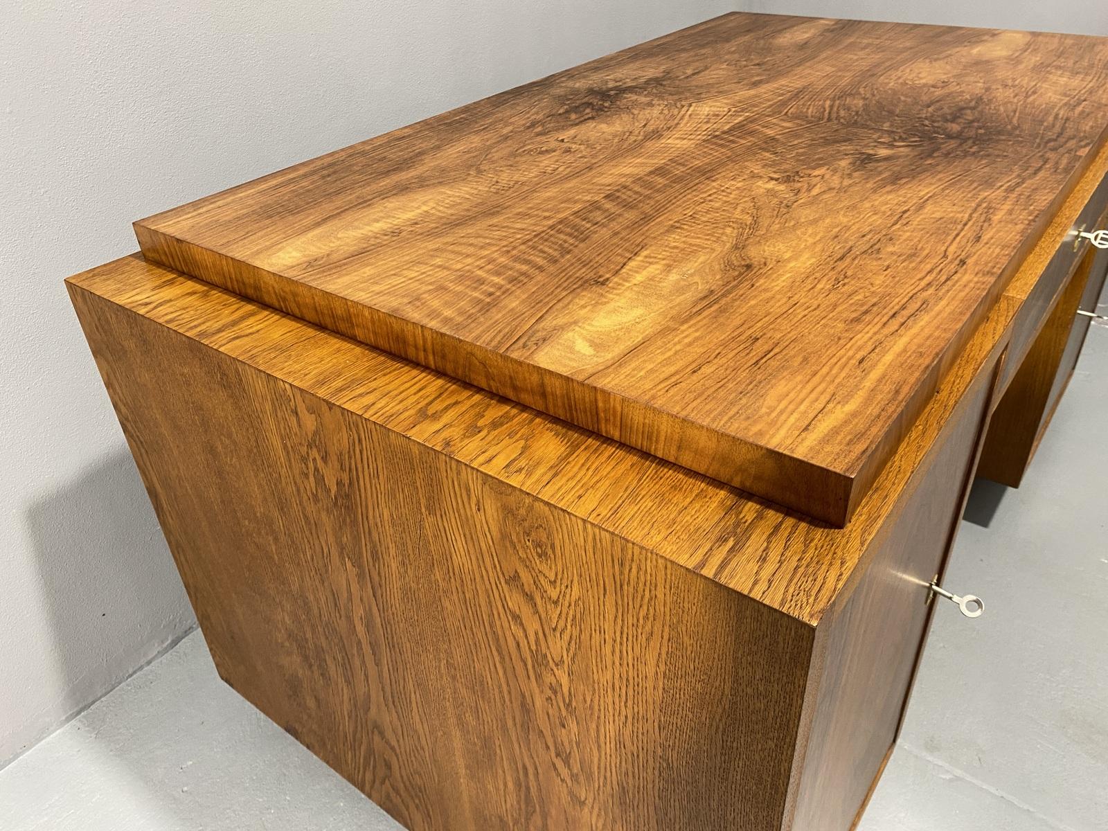 Vollständig renovierter ART DECO-Schreibtisch, 1930er Jahre, Mitteleuropa (Holz) im Angebot