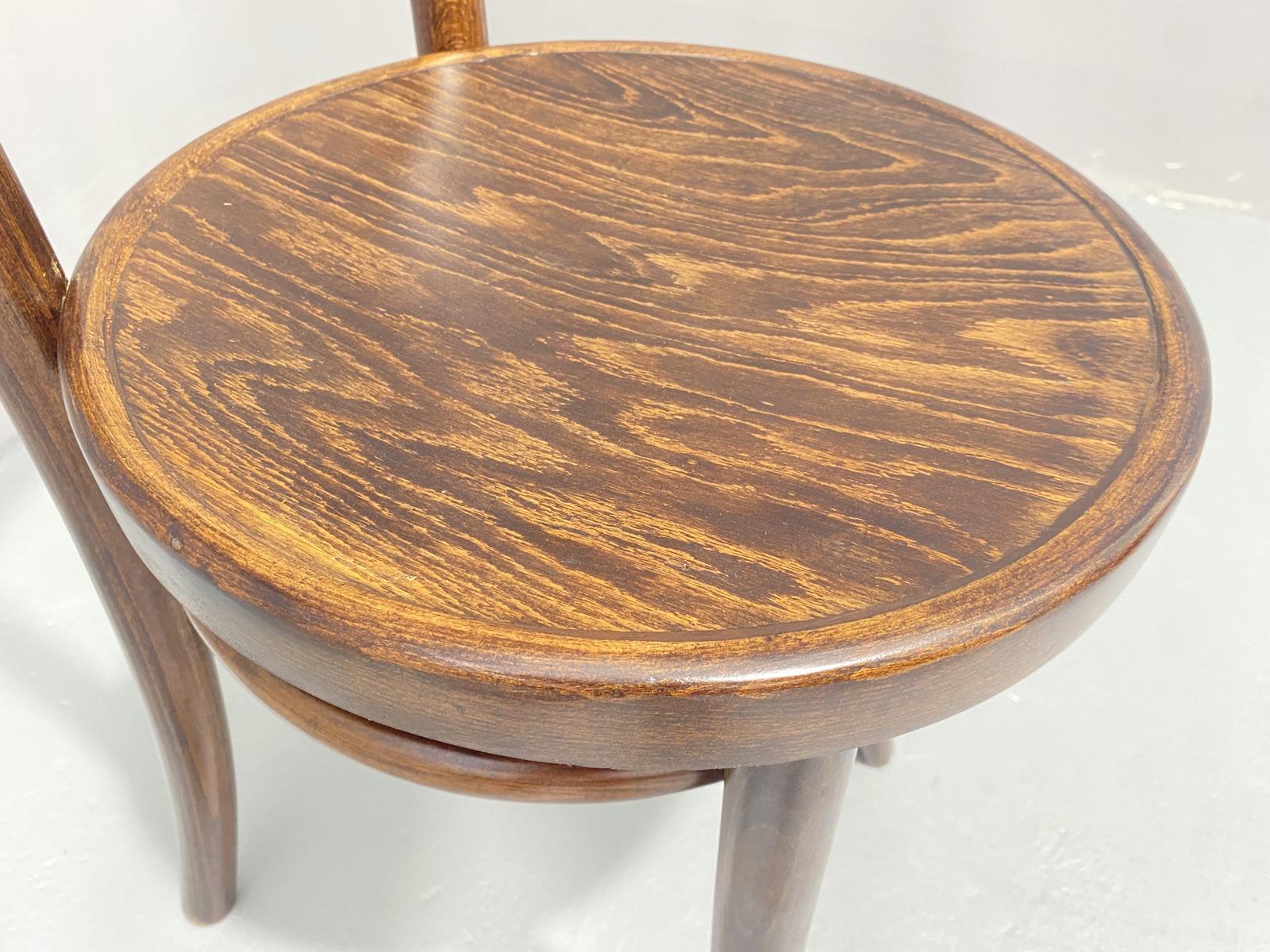 Vollständig renovierter Stuhl THONET Mundus, Tschechoslowakei, 1920er Jahre im Angebot 3