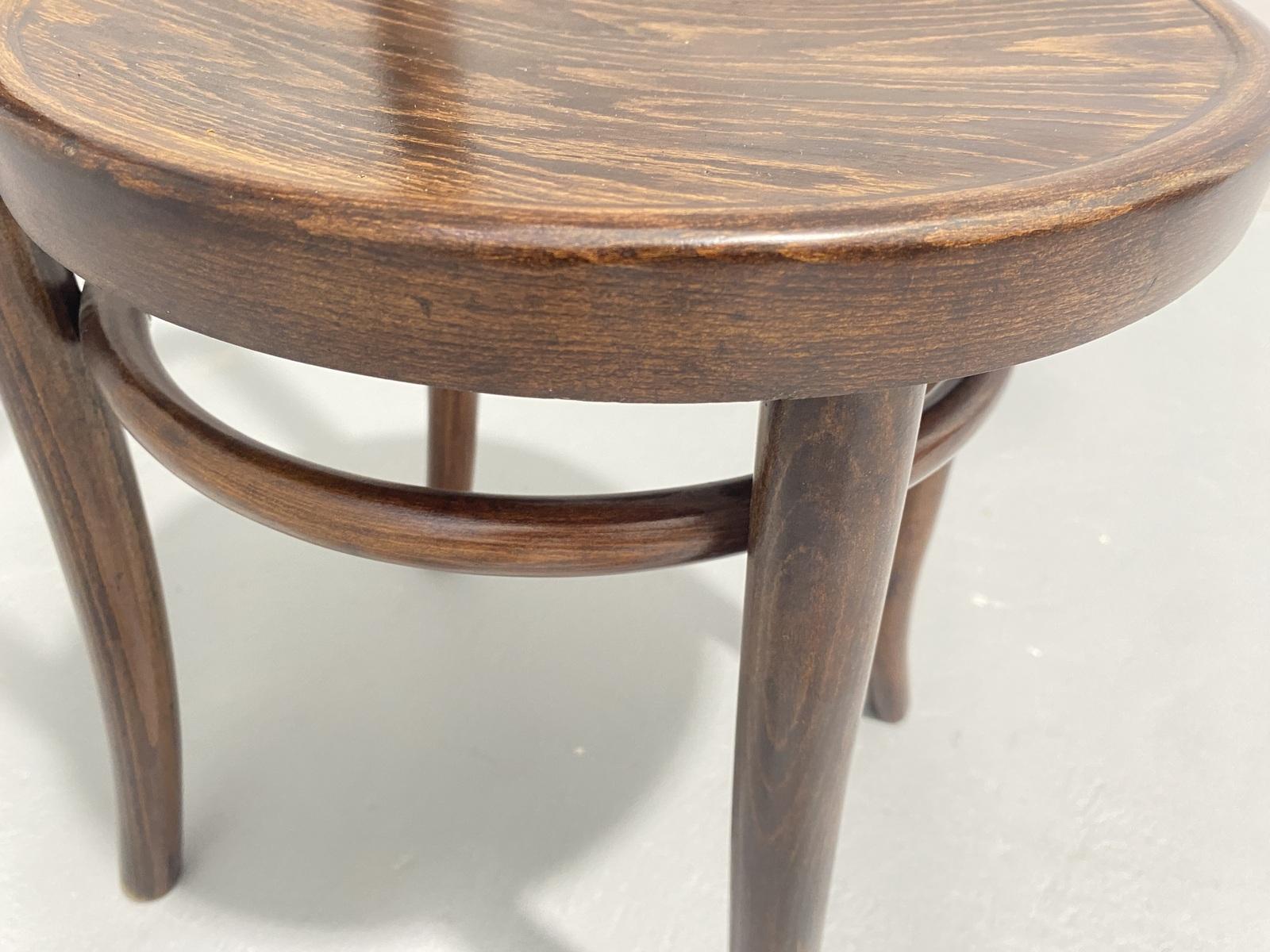 Vollständig renovierter Stuhl THONET Mundus, Tschechoslowakei, 1920er Jahre im Angebot 4
