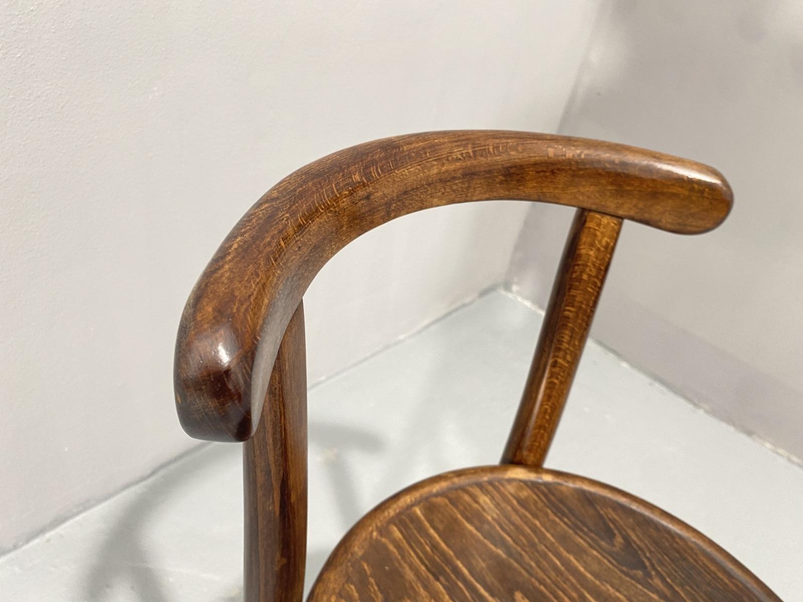 Vollständig renovierter Stuhl THONET Mundus, Tschechoslowakei, 1920er Jahre im Angebot 5