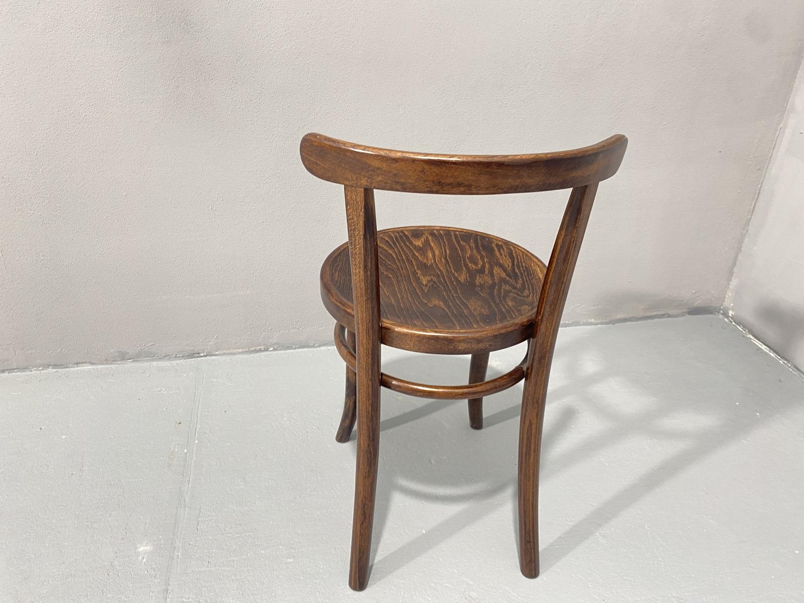 Vollständig renovierter Stuhl THONET Mundus, Tschechoslowakei, 1920er Jahre im Angebot 6