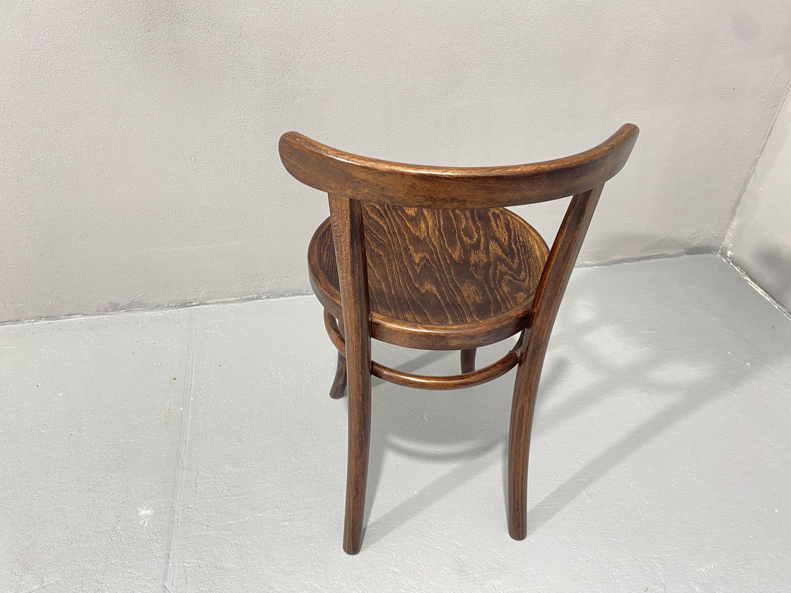 Vollständig renovierter Stuhl THONET Mundus, Tschechoslowakei, 1920er Jahre im Angebot 7