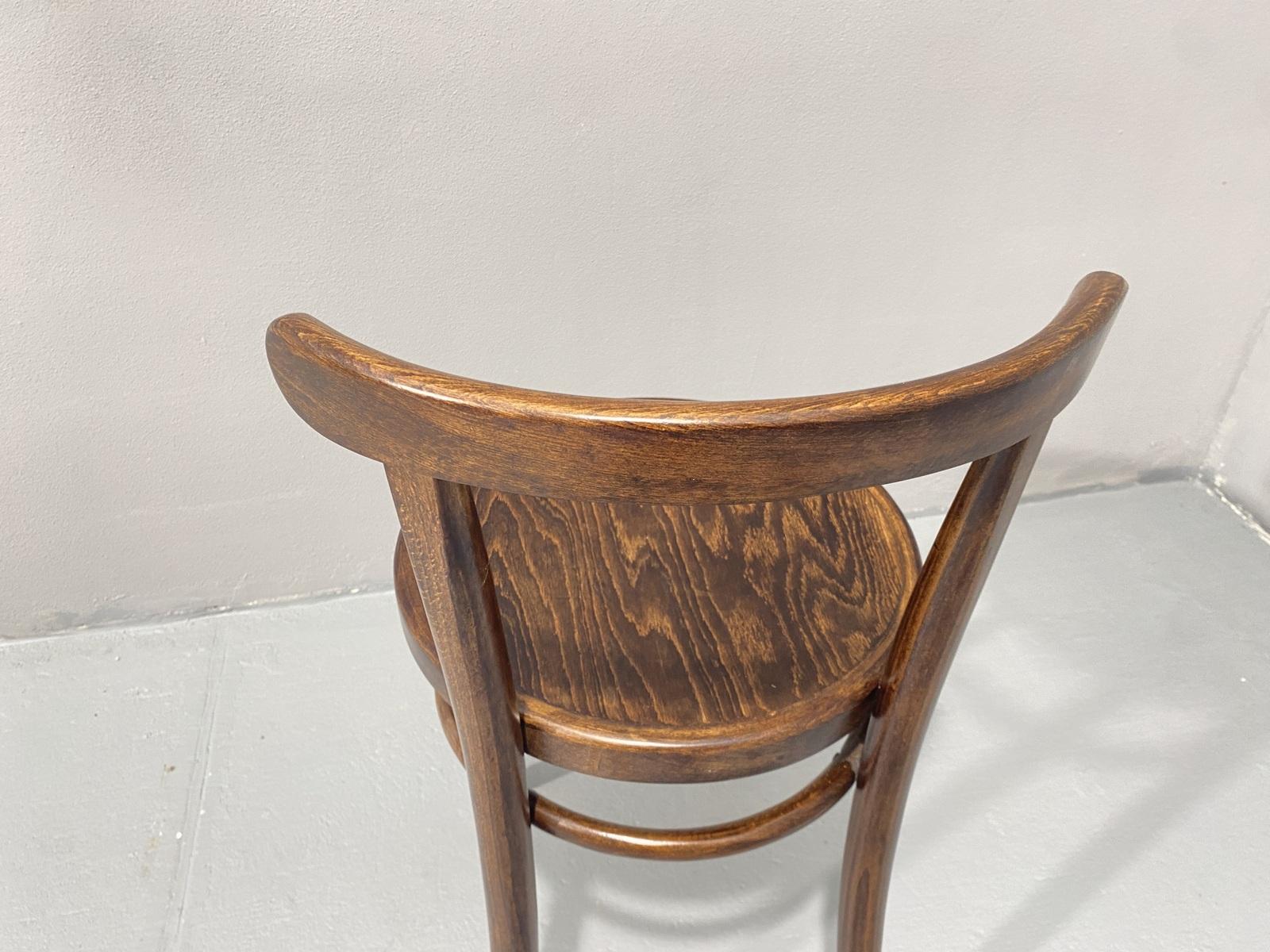 Vollständig renovierter Stuhl THONET Mundus, Tschechoslowakei, 1920er Jahre im Angebot 8