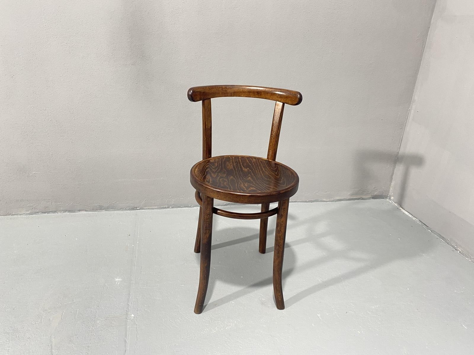 Dieser THONET-Holzstuhl wurde in der ehemaligen Tschechoslowakei in den 1920er Jahren hergestellt. Es ist aus Buchenholz gefertigt. Es ist von Thonet unter dem Sitz gekennzeichnet. In ausgezeichnetem Zustand, vollständig renoviert.

Höhe: 71,5