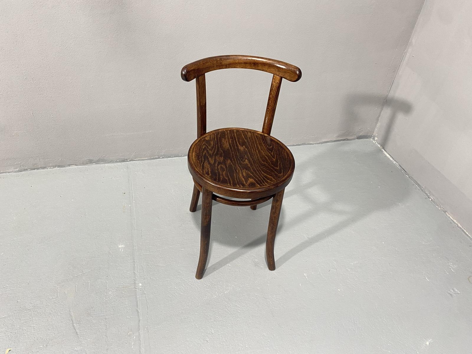 Vollständig renovierter Stuhl THONET Mundus, Tschechoslowakei, 1920er Jahre (Moderne der Mitte des Jahrhunderts) im Angebot