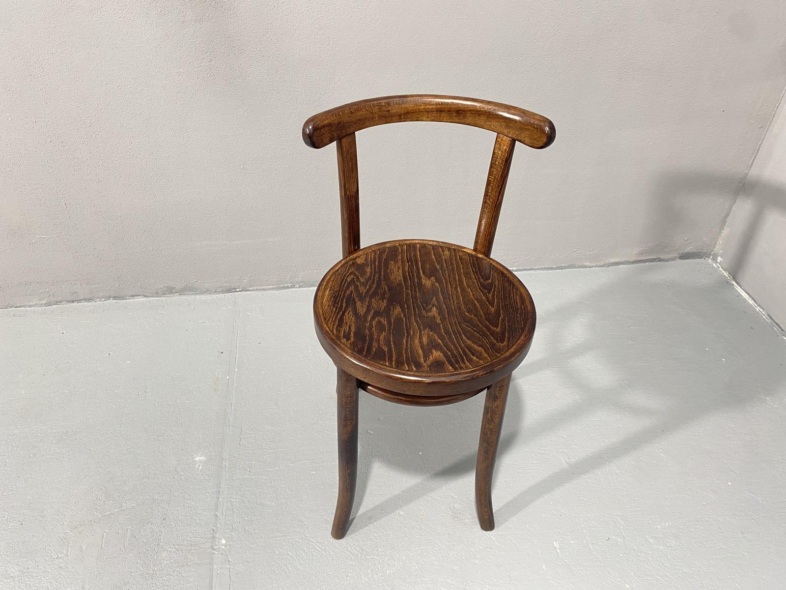 Vollständig renovierter Stuhl THONET Mundus, Tschechoslowakei, 1920er Jahre (Tschechisch) im Angebot