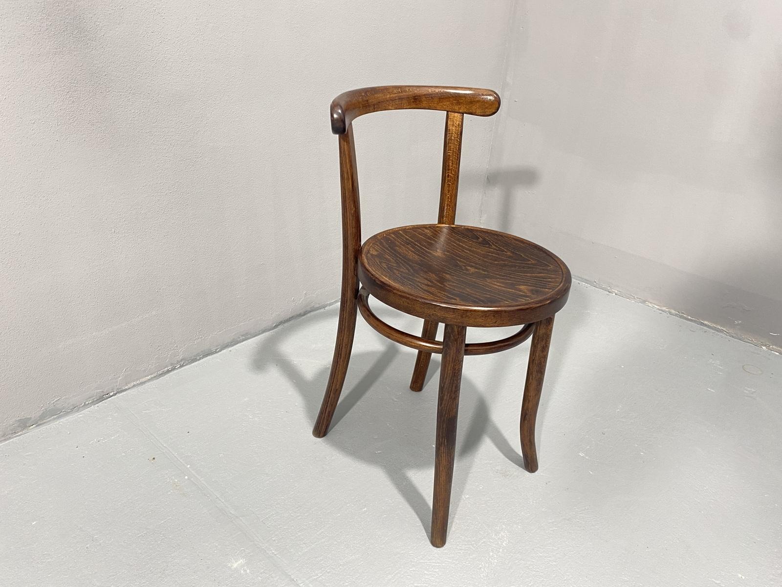 Vollständig renovierter Stuhl THONET Mundus, Tschechoslowakei, 1920er Jahre im Zustand „Hervorragend“ im Angebot in Prague 8, CZ