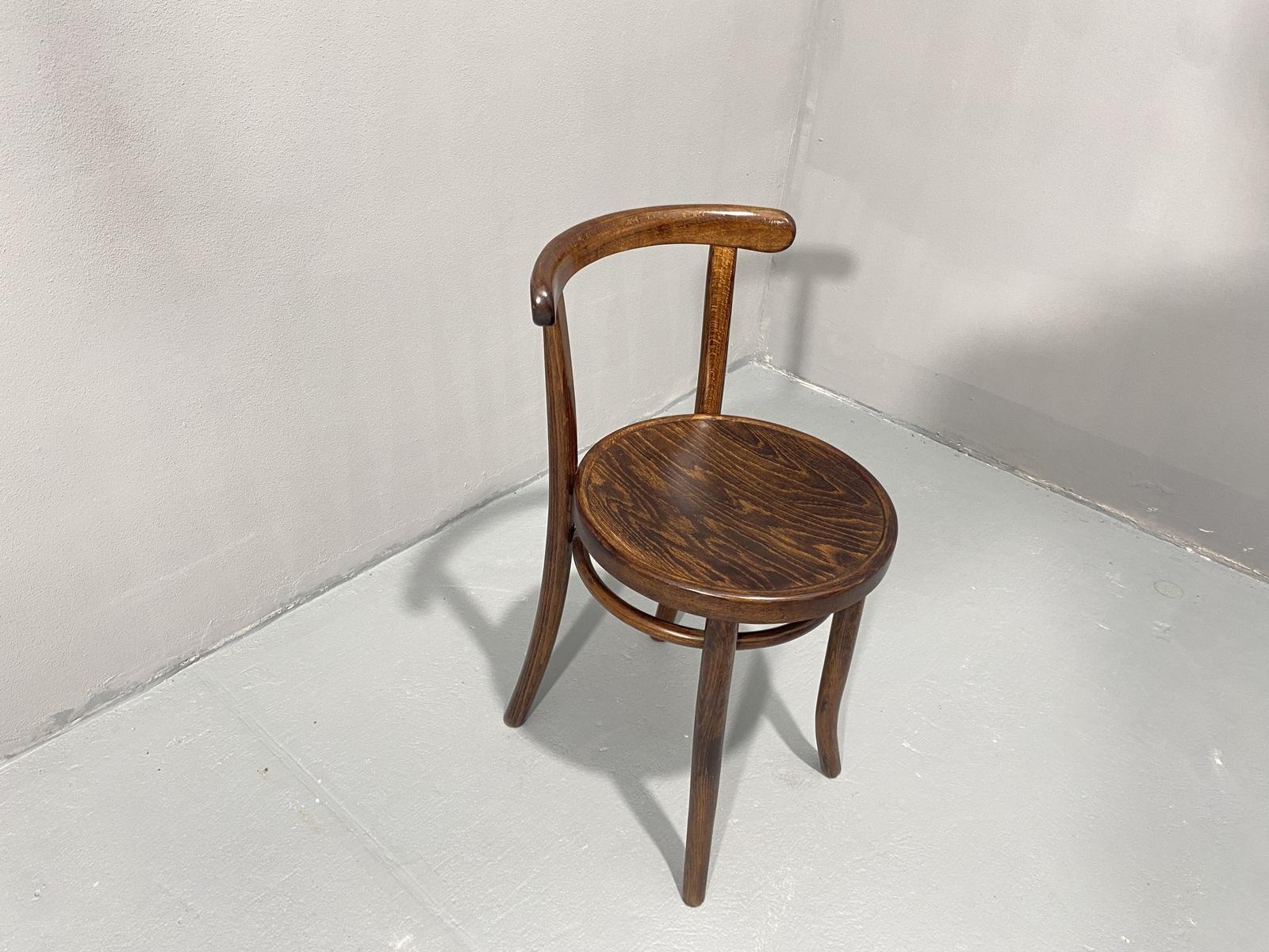 Vollständig renovierter Stuhl THONET Mundus, Tschechoslowakei, 1920er Jahre (20. Jahrhundert) im Angebot