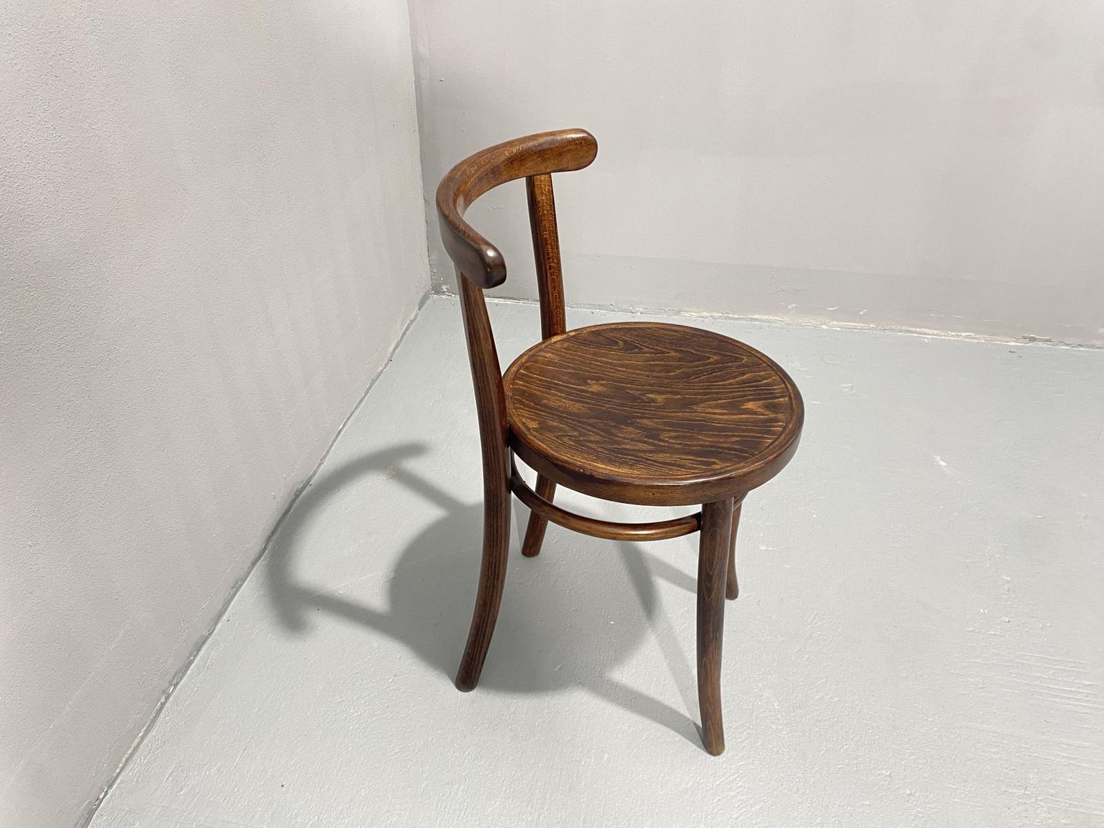Vollständig renovierter Stuhl THONET Mundus, Tschechoslowakei, 1920er Jahre (Holz) im Angebot