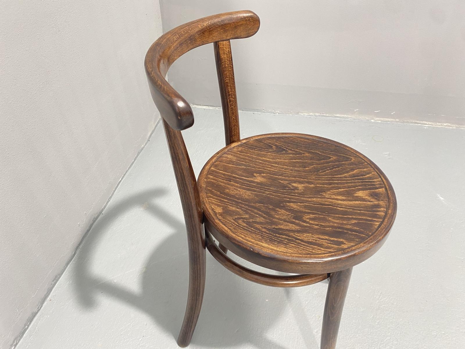 Vollständig renovierter Stuhl THONET Mundus, Tschechoslowakei, 1920er Jahre im Angebot 1