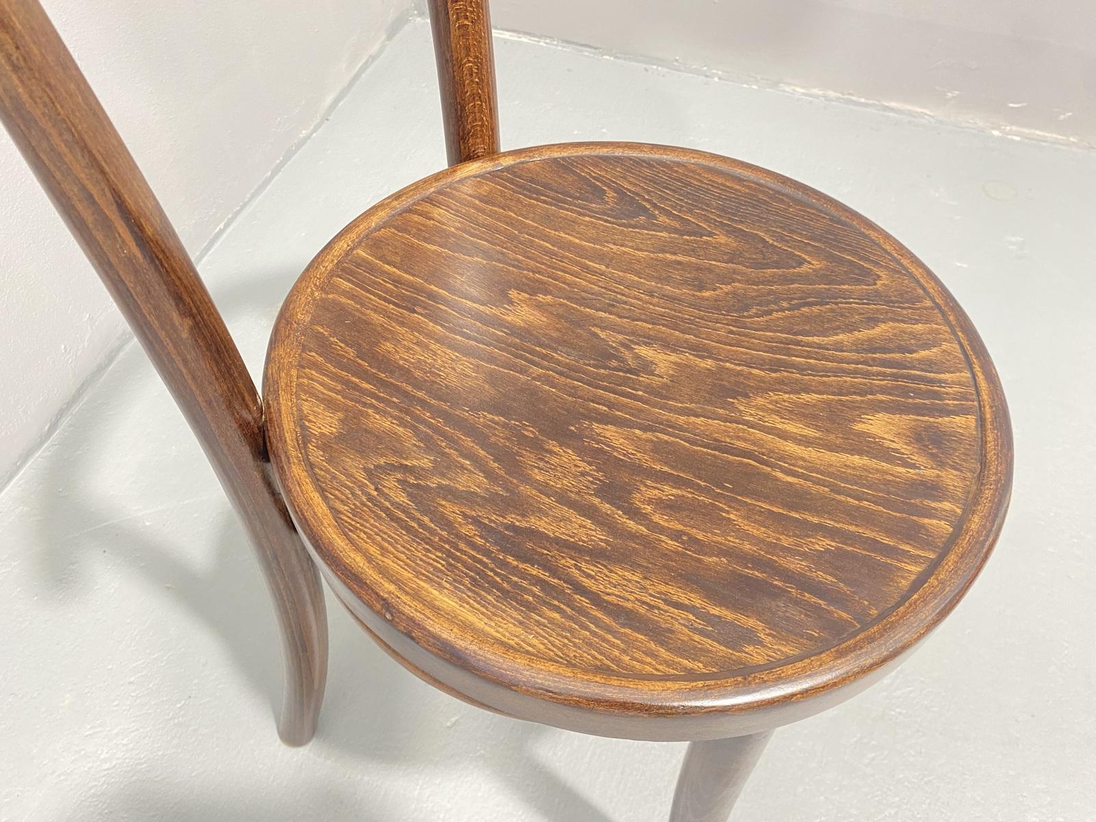Vollständig renovierter Stuhl THONET Mundus, Tschechoslowakei, 1920er Jahre im Angebot 2
