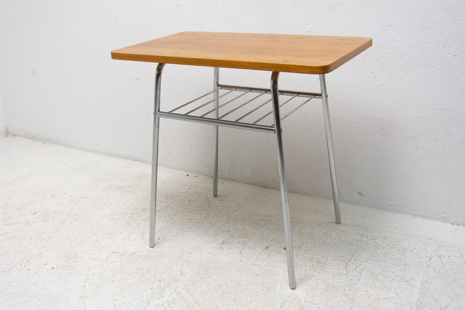 It was made in the 1950´s in the former Czechoslovakia.

The table has a chrome-plated metal base with storage space and a beech wood table top. It is in excellent condition, fully renovated.

Measures: Height: 71 cm

Width: 75 cm

Depth: 45