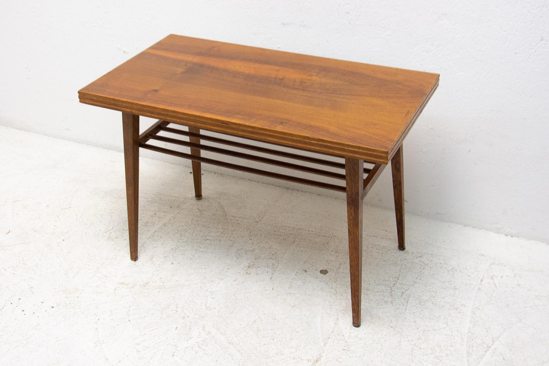 Table basse entièrement rénovée, Tchécoslovaquie, années 1960 en vente 5