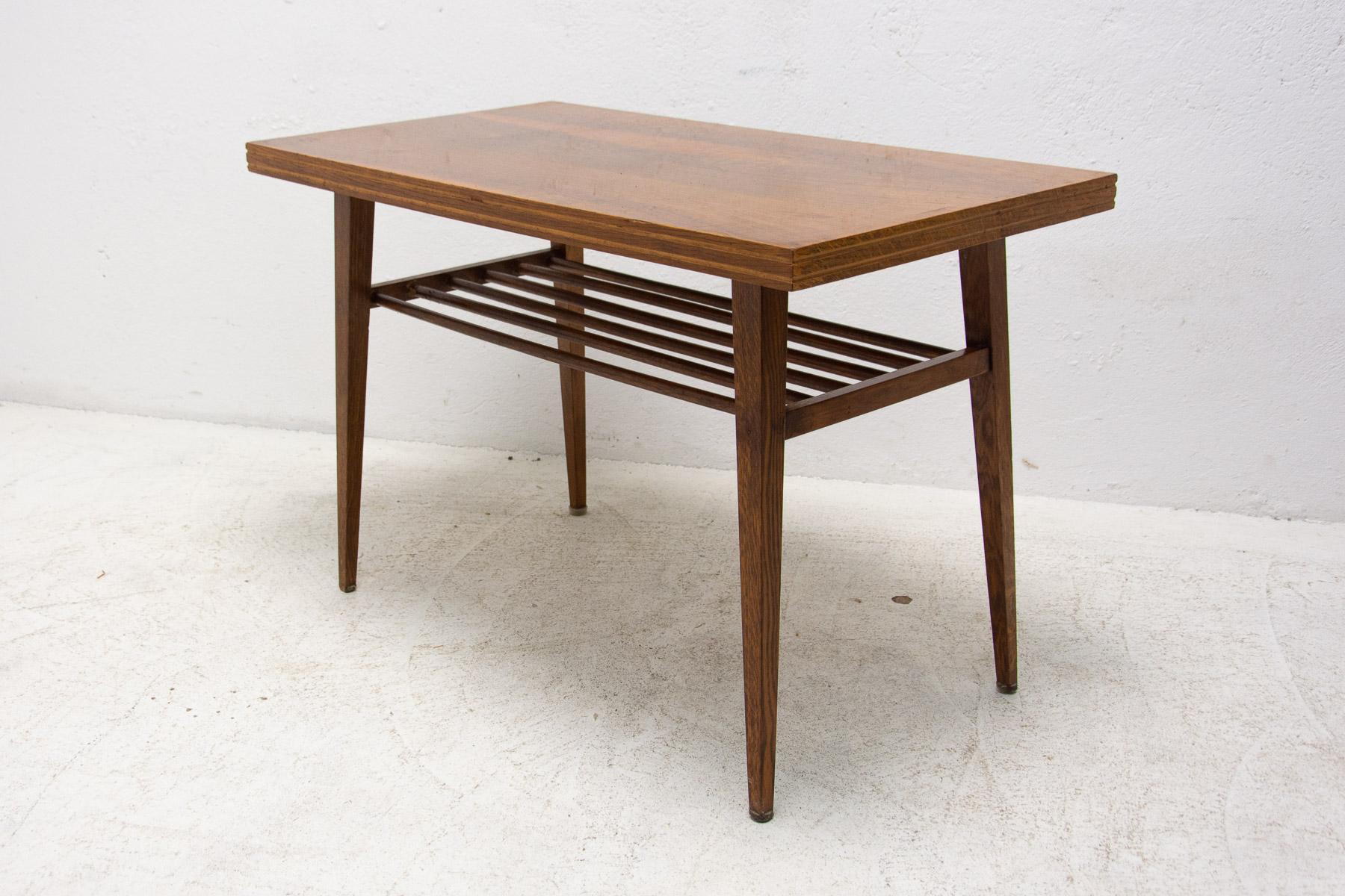 Table basse du milieu du siècle, fabriquée dans l'ancienne Tchécoslovaquie dans les années 1960.
Il est fabriqué en bois de hêtre.
En excellent état, entièrement rénové.

Mesures : Hauteur : 60 cm

Longueur : 90 cm

Profondeur : 50 cm.