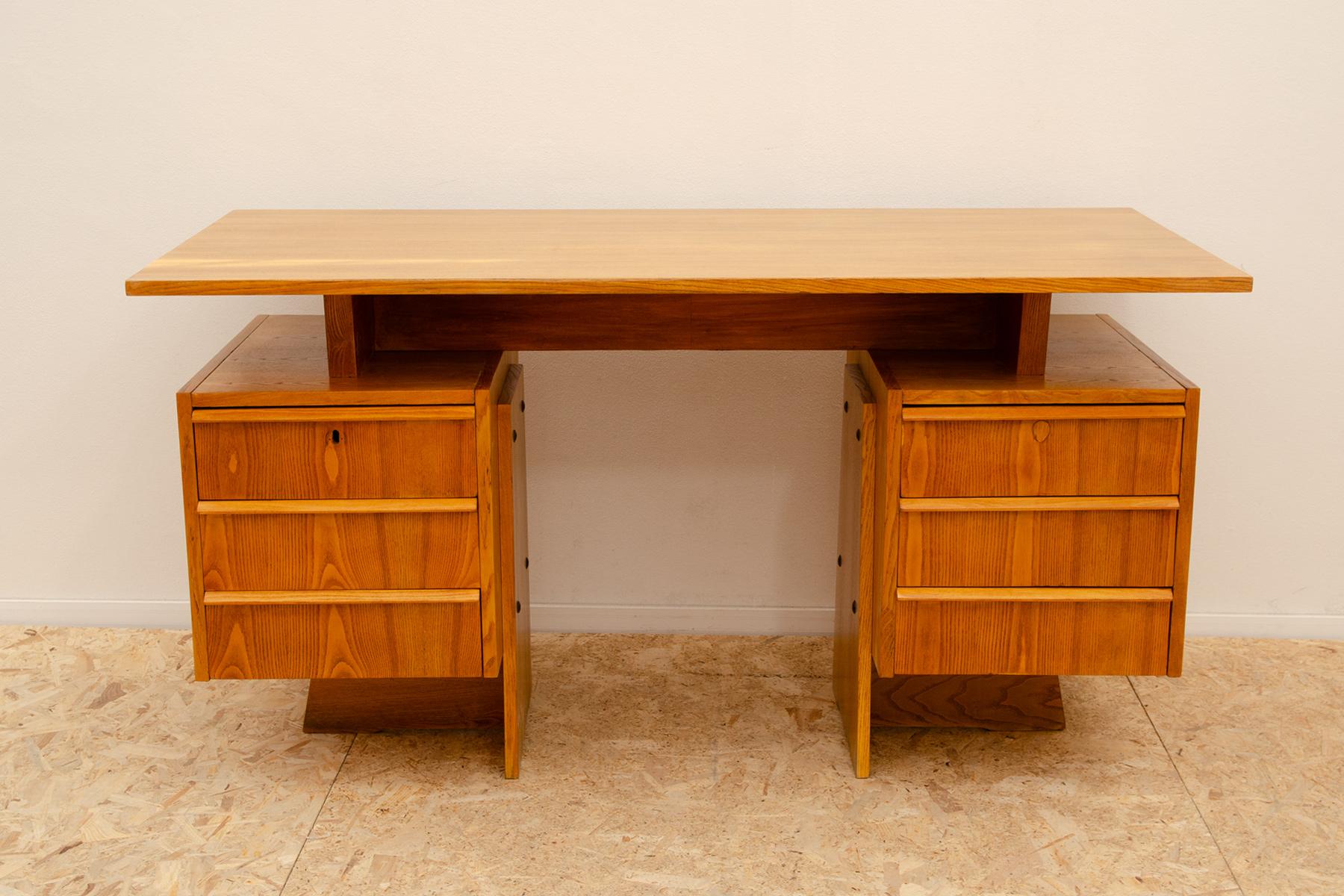 Vollständig renovierter tschechoslowakischer Riesenschreibtisch, 1970er Jahre, Mitteleuropa (Moderne der Mitte des Jahrhunderts) im Angebot