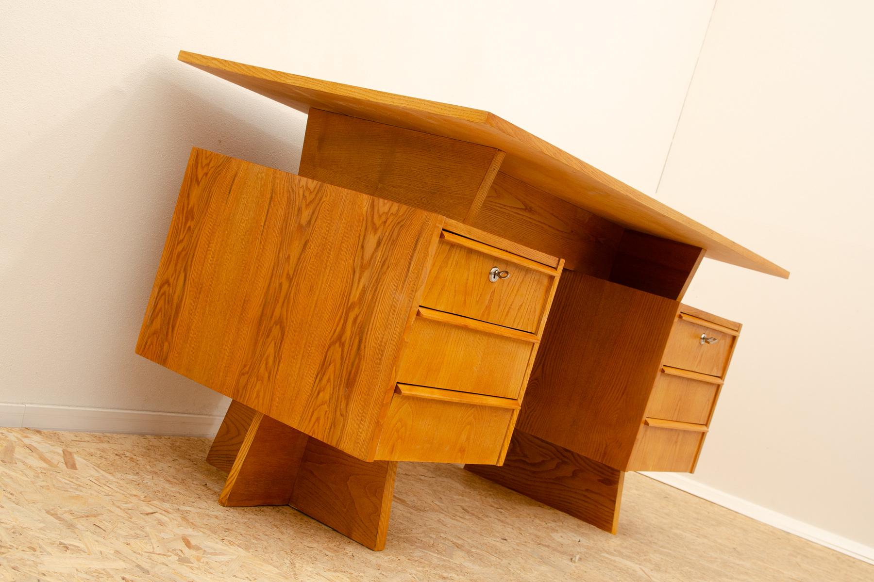 Questo scrittoio è stato realizzato nell'ex Cecoslovacchia negli anni Settanta.

Presenta due sezioni con 6 cassetti in totale. È realizzato in legno di faggio e compensato.

Il pezzo è completamente restaurato e in ottime condizioni.

Altezza: 78