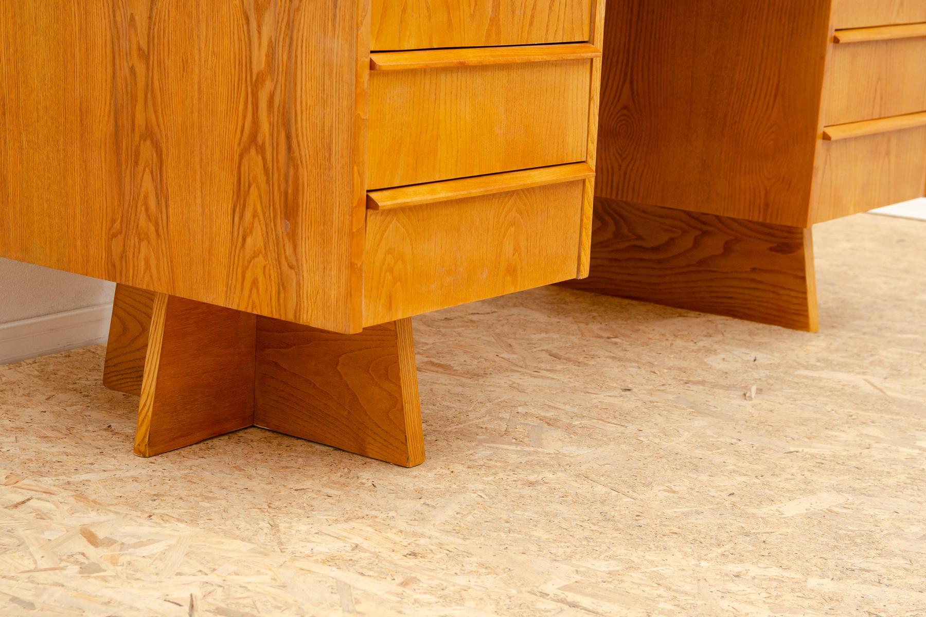 Legno Grande scrivania cecoslovacca completamente ristrutturata, 1970, Europa centrale in vendita
