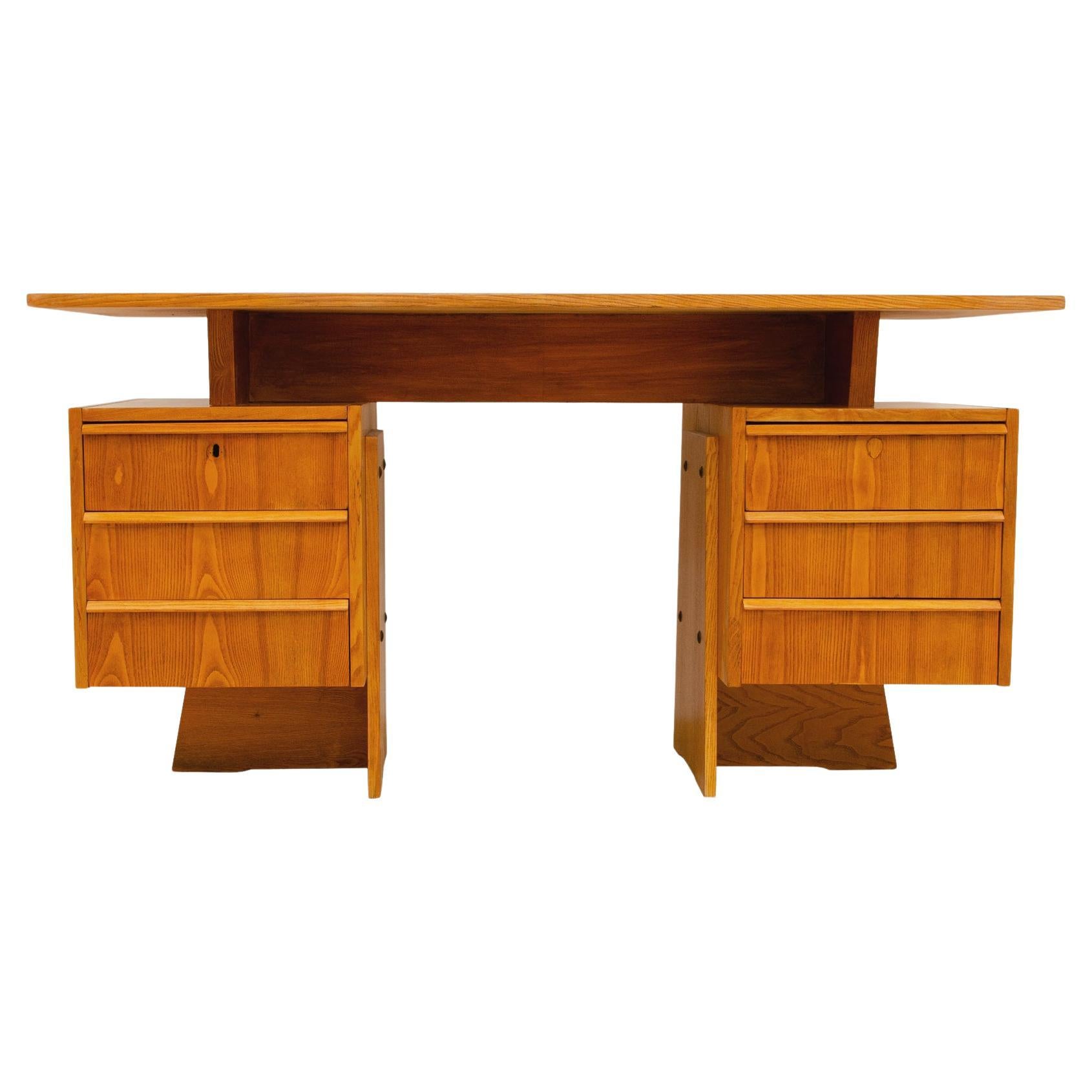 Dieser Schreibtisch wurde in der ehemaligen Tschechoslowakei in den 1970er Jahren hergestellt.

Er verfügt über zwei Abteilungen mit insgesamt 6 Schubladen. Es ist aus Buchenholz und Sperrholz gefertigt.

Das Stück ist vollständig restauriert und in