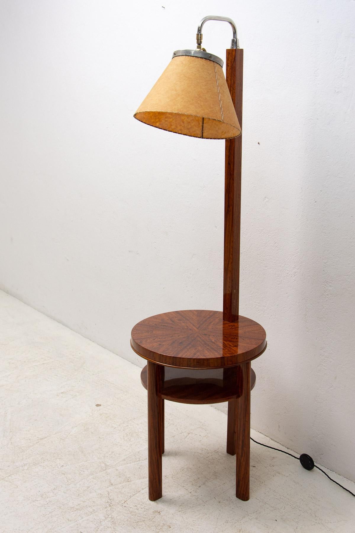 Ce magnifique lampadaire de style ART DECO a été fabriqué dans les années 1930 dans l'ancienne Tchécoslovaquie.

La structure de la lampe est faite de chrome et de noyer.

Il est doté d'un abat-jour en plastique. Peut également être utilisé comme