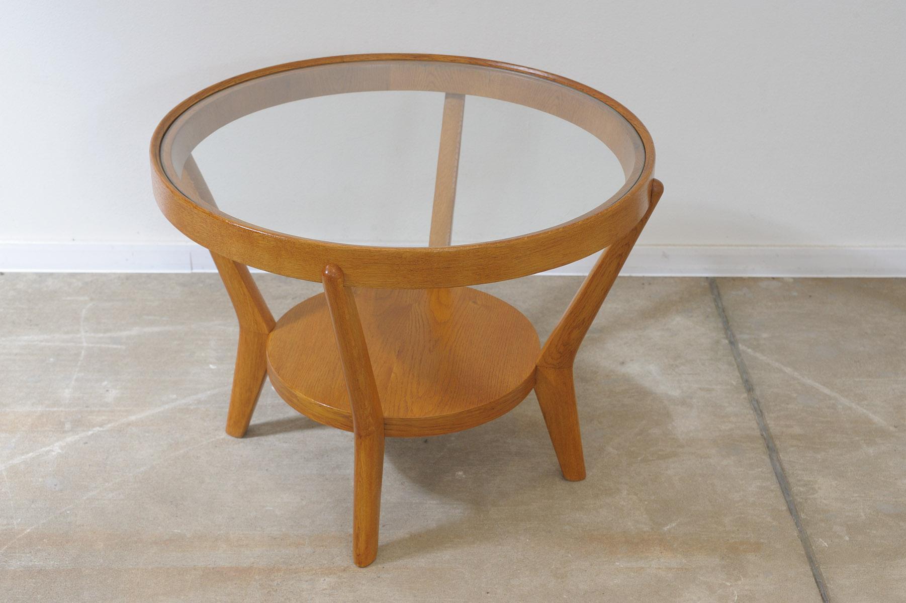 Runder Tisch aus Glas, entworfen von den berühmten Architekten Kropacek & Kozelka im Jahr 1944. Tschechoslowakei. Er kann als Couchtisch oder Beistelltisch verwendet werden. Massive Eiche. In ausgezeichnetem Zustand, vollständig renoviert.

Höhe: 56