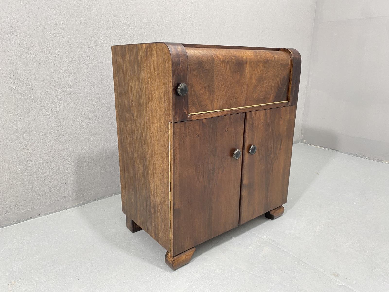 Mobile di metà secolo completamente ristrutturato con giradischi incorporato, Germania, 1950 In condizioni ottime in vendita a Prague 8, CZ