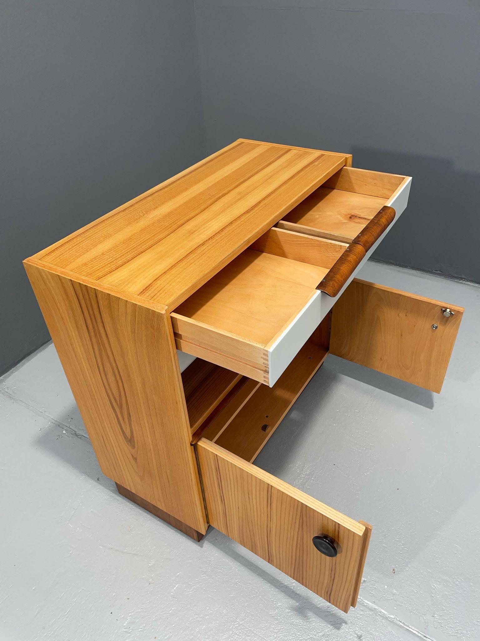 Vollständig renovierte Kommode aus der Mitte des Jahrhunderts von UP Závody Bučovice, Tschechoslowakei (Holz) im Angebot